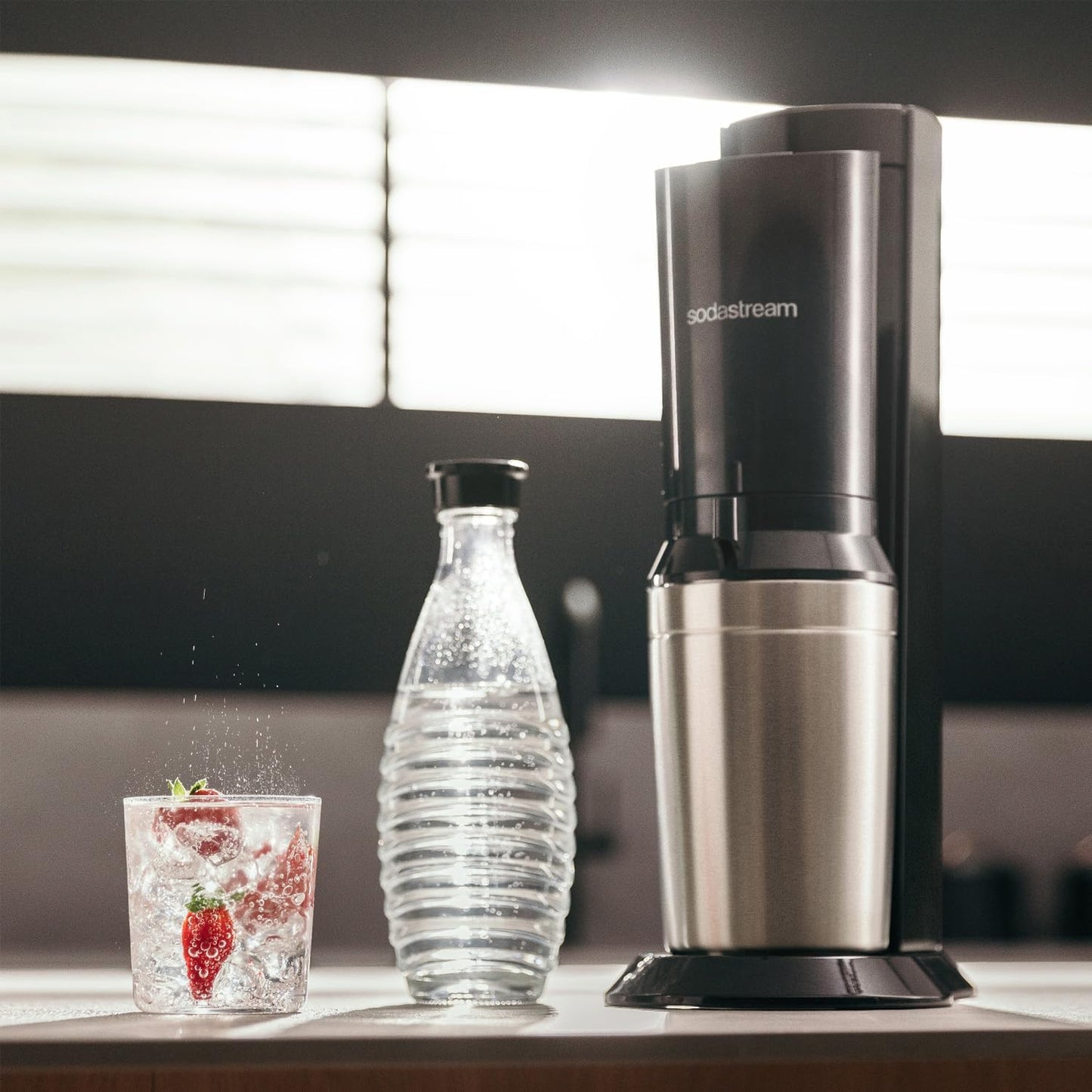 SodaStream Crystal 3.0 Sparkling Water Maker – Quick Connect CO2, 2x Glass Carafe 0,7L, Titanium/Black